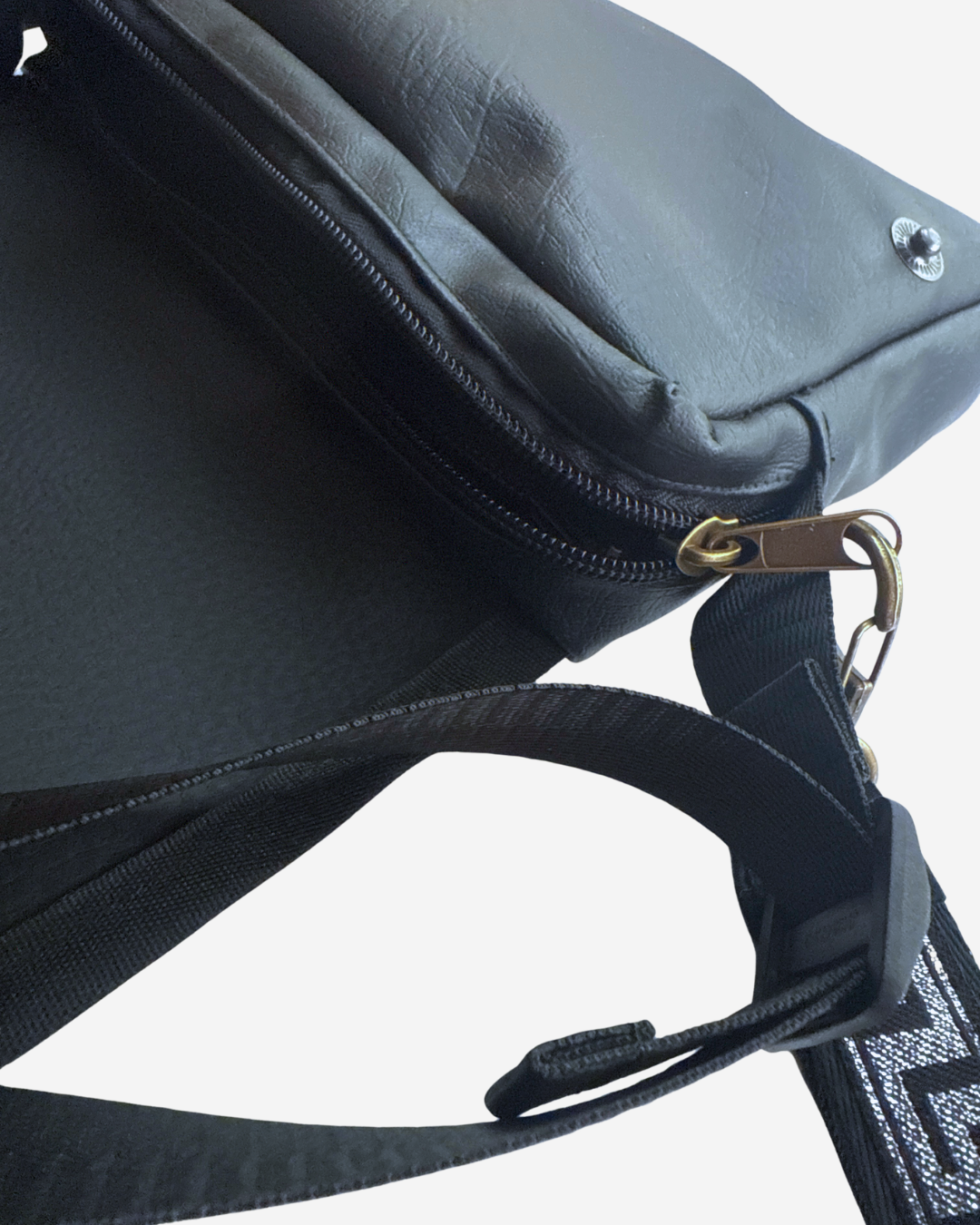 CARTERA BANDOLERA BIOCUERO | WARMI PLATEADO