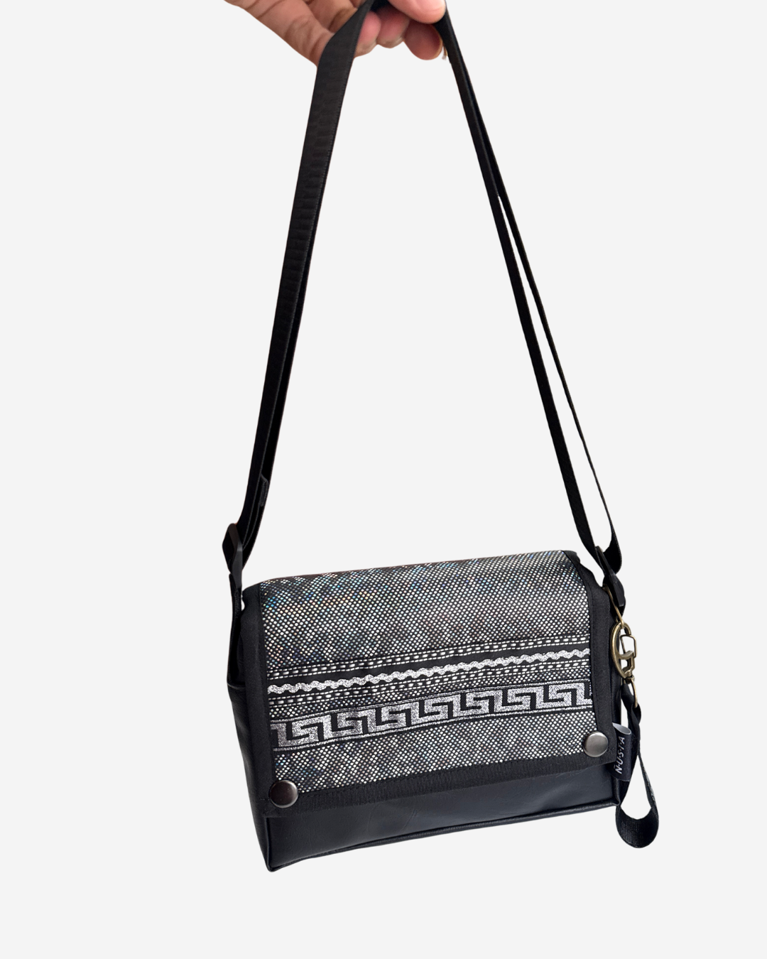 CARTERA BANDOLERA BIOCUERO | PHAXSI PLATEADO