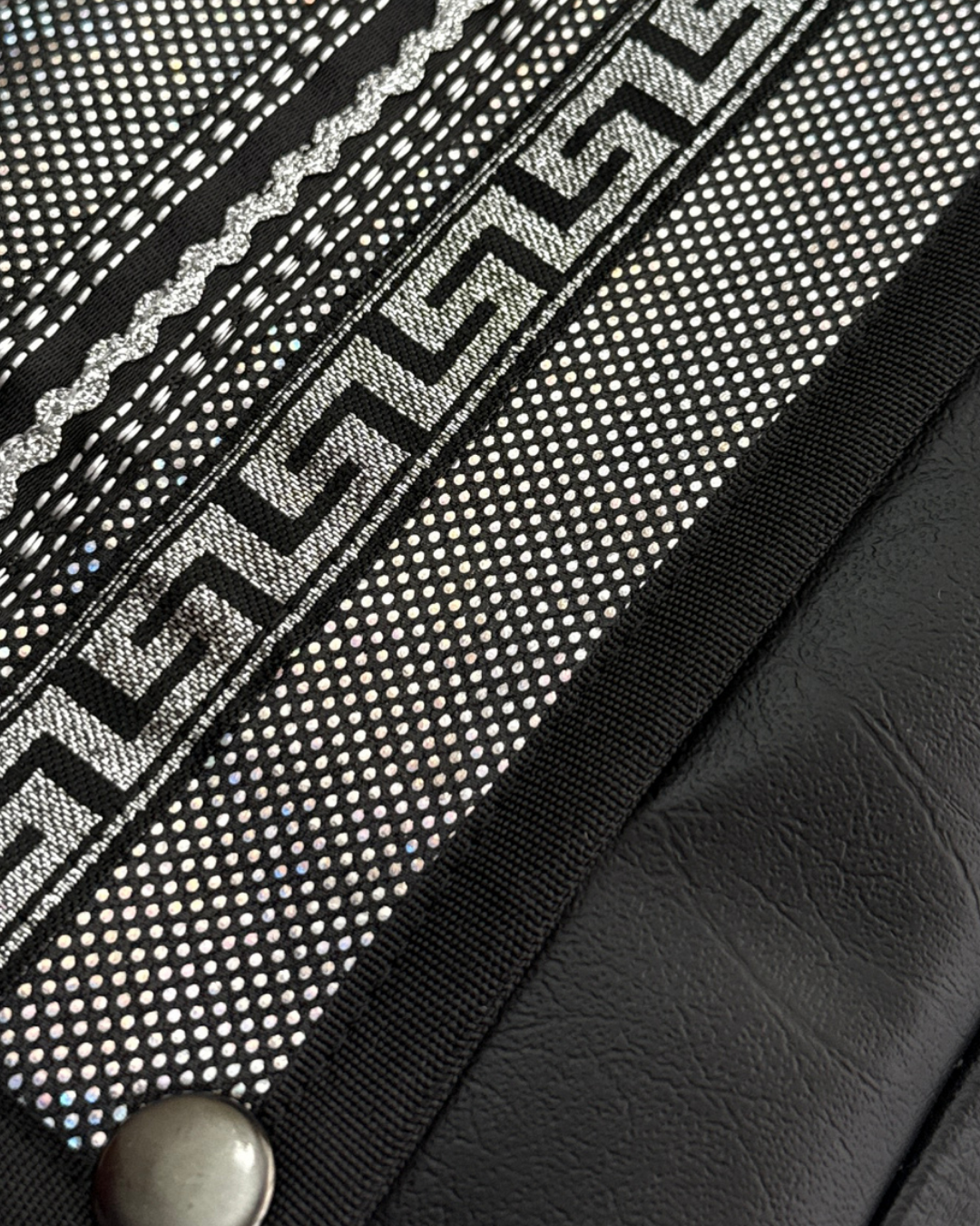 CARTERA BANDOLERA BIOCUERO | PHAXSI PLATEADO