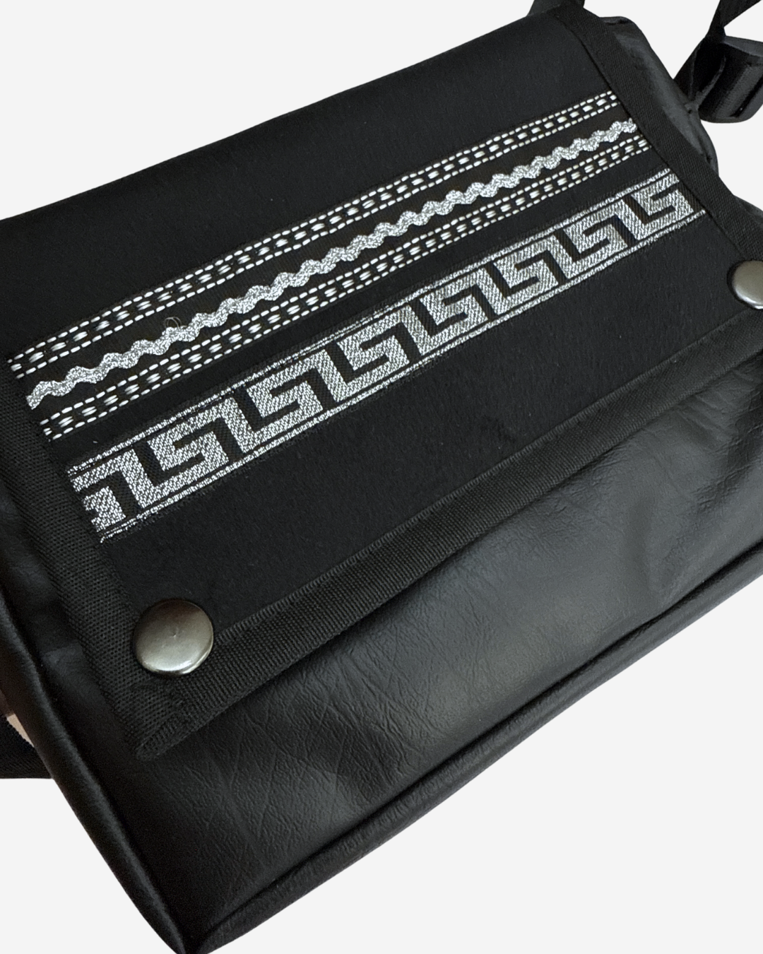 CARTERA BANDOLERA BIOCUERO | WARMI PLATEADO