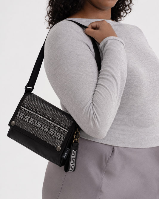 CARTERA BANDOLERA BIOCUERO | PHAXSI PLATEADO